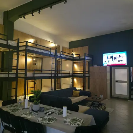 אכסניה Center